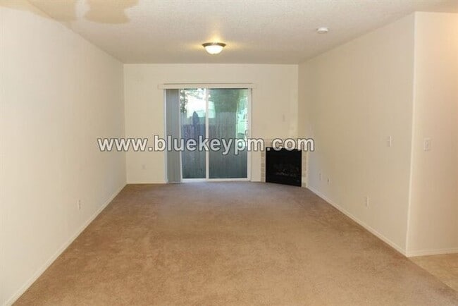 Building Photo - 2 Bed, 2.5 Bath Townhome in Rockwood Neighborhood