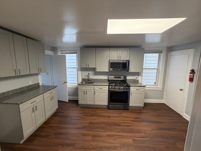 Building Photo - 738 Edgar Rd