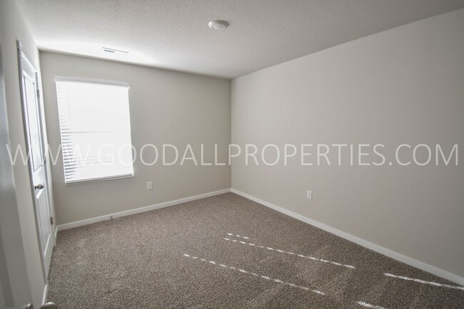 Building Photo - 3 Bedroom 2.5 Bath Townhome in Waukee