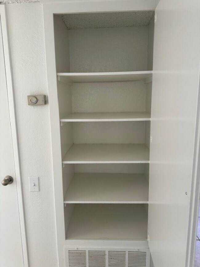 Building Photo - Sampson Ct #B