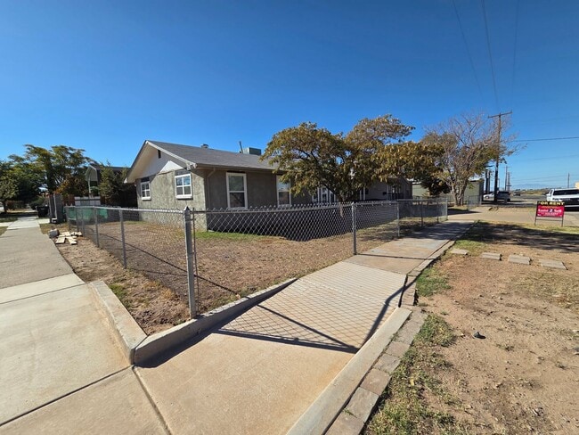 Building Photo - Beautifully Remodeled 3 Bed/2 Bath Apartment