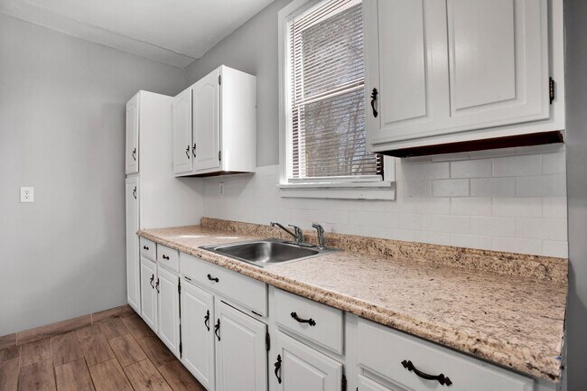 Building Photo - Updated 3 Bedroom 1 Bath with Off Street P...
