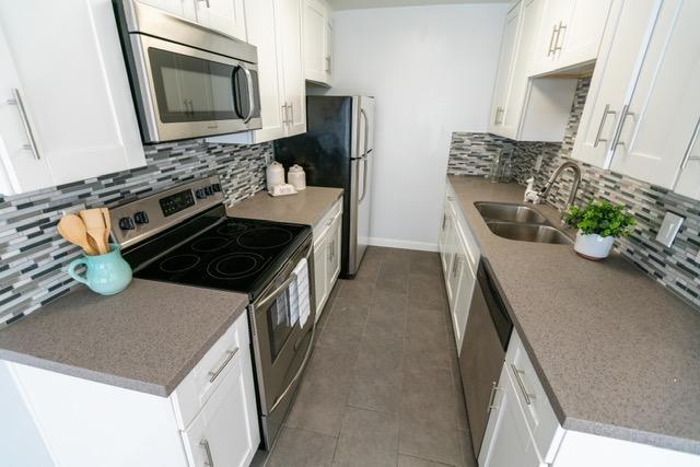 Building Photo - 231 N La Peer Dr