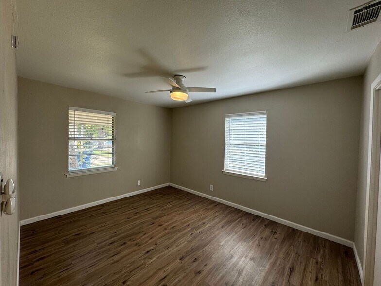 Building Photo - 2624 Woodlawn Dr