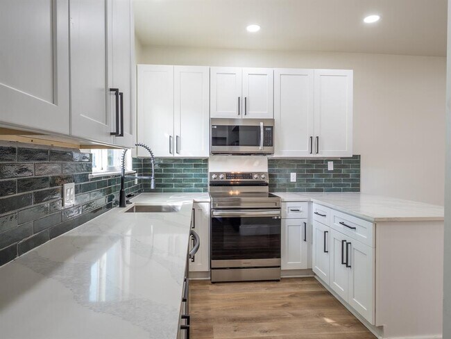 Building Photo - 210 Mockingbird Ln W