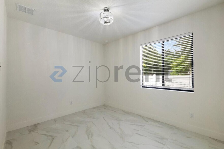 Building Photo - Unit B