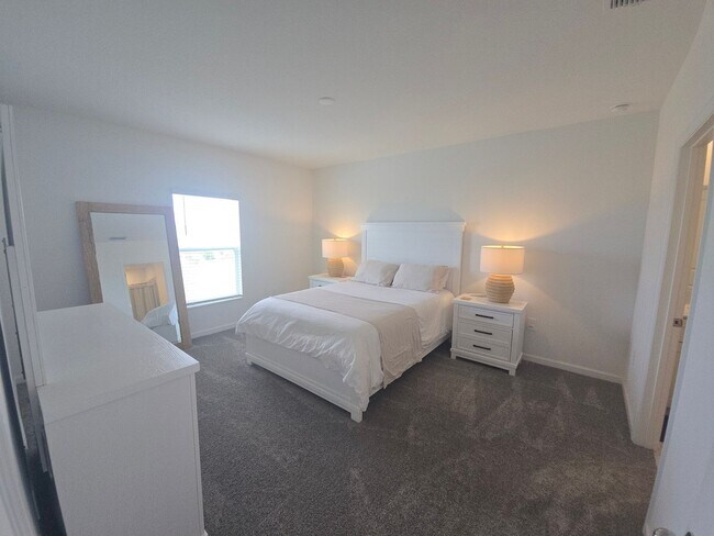 Building Photo - 3 bed 2 bath home fully furnished
