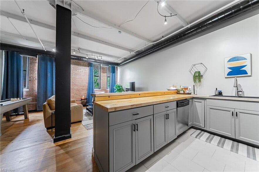 Building Photo - 1133 W 9th St