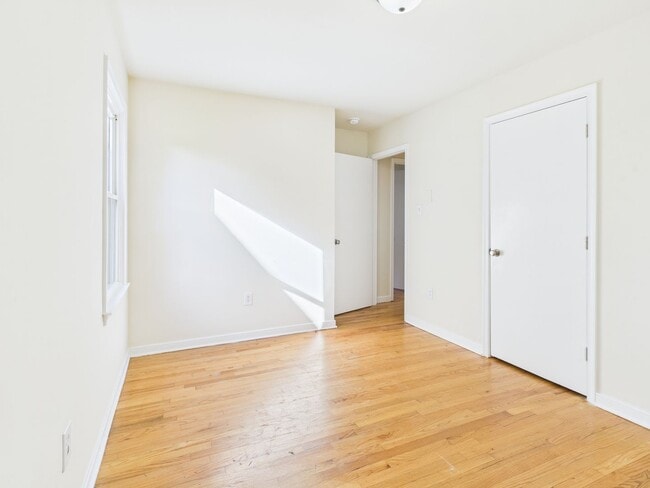 Building Photo - 818 Winnetka Ave