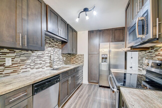 Building Photo - 1749 15th Ave N