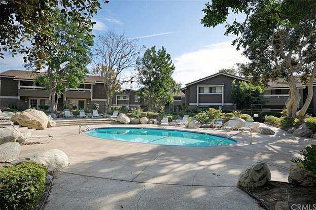 Building Photo - 323 Streamwood-