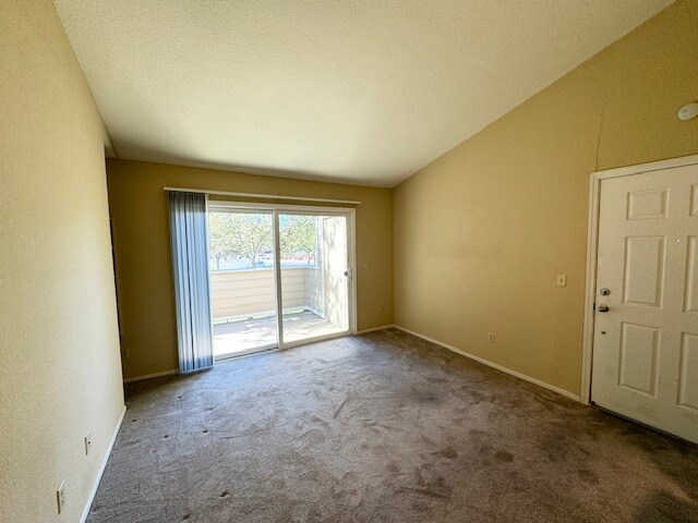 Building Photo - 120 Reflections Dr