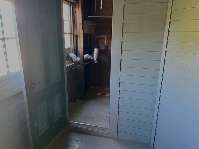 Building Photo - 21 Watson Ave