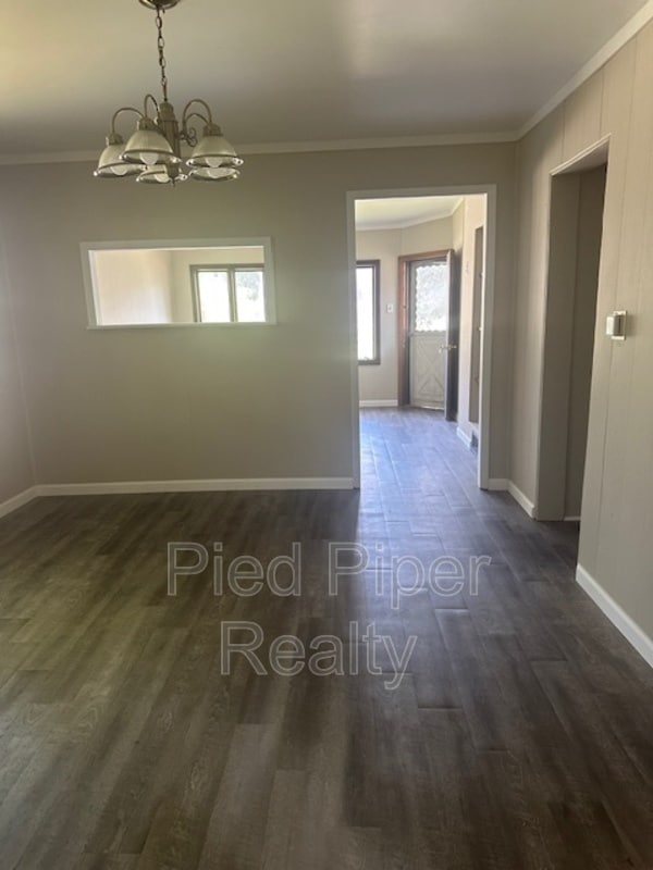 Building Photo - 404 N Nursery Ave
