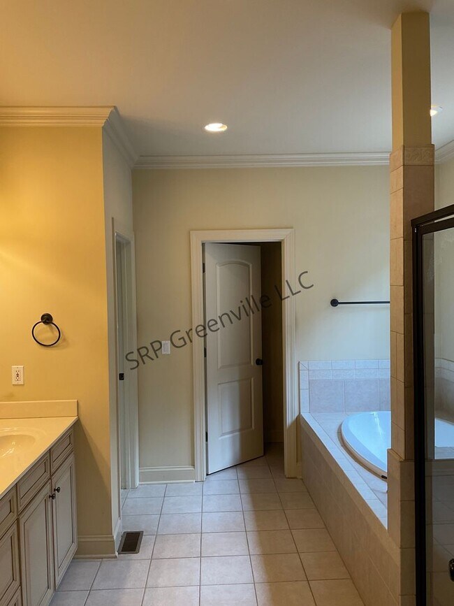 Building Photo - Four Bedroom Brick House for Rent!