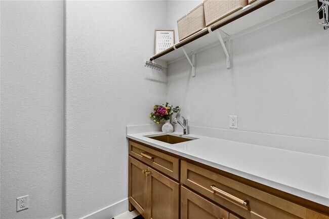 Building Photo - 412 Sitlington Ln