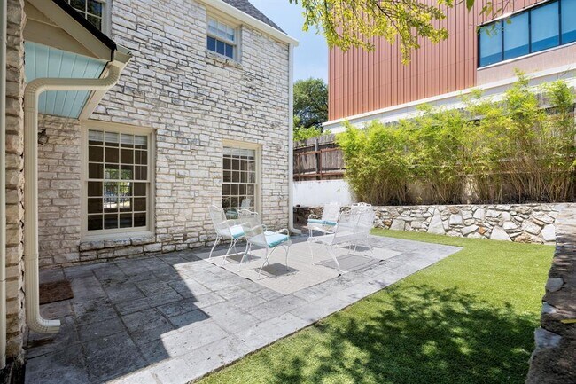Building Photo - 610 Rathervue Pl