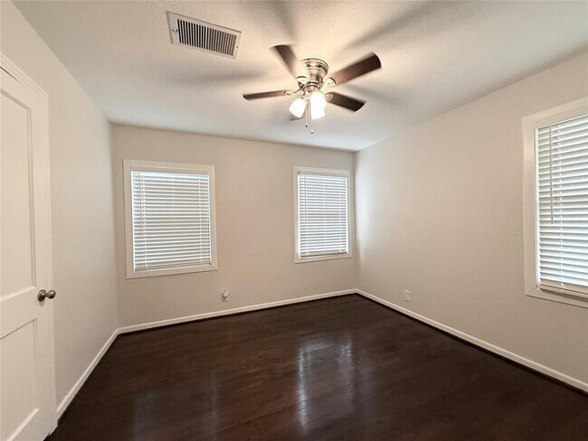 Building Photo - 1220 Chevy Chase Dr