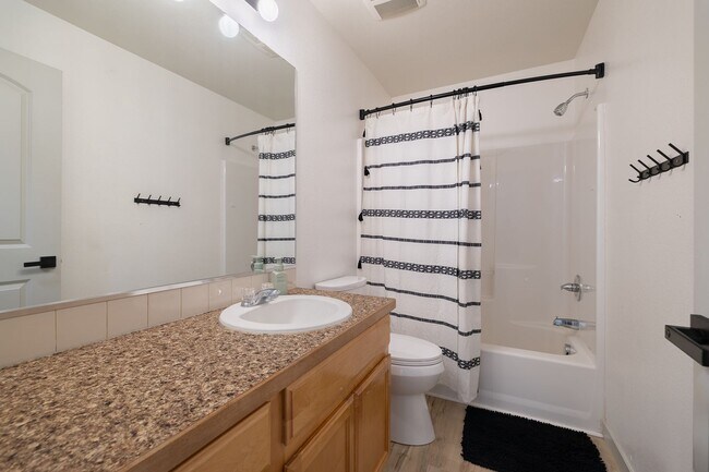 Building Photo - 4 Bed 3 Bath Located in Maple Hill Availab...