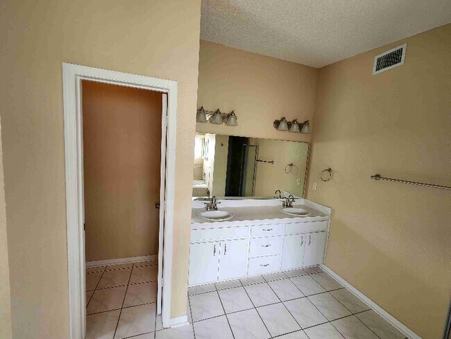 Building Photo - 7493 Briarbay Loop