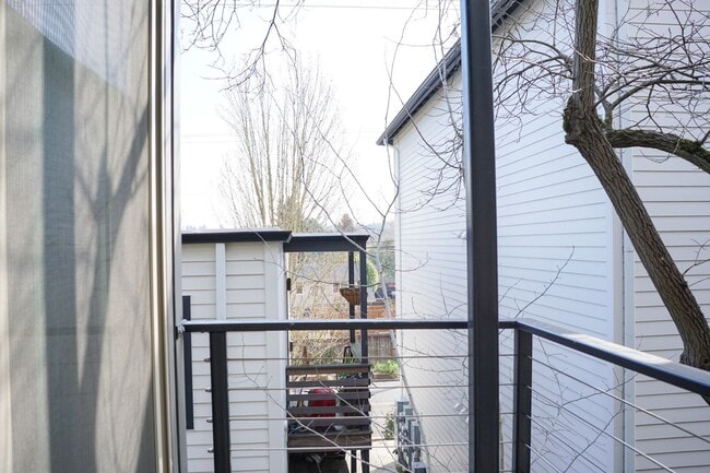 Building Photo - Love Where You Live!  Great Studio in Sellwood w APP FEES CREDITED!