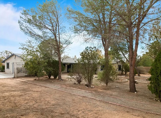 Building Photo - Spacious living, large yard, off street parking.  Available for immediate Move In