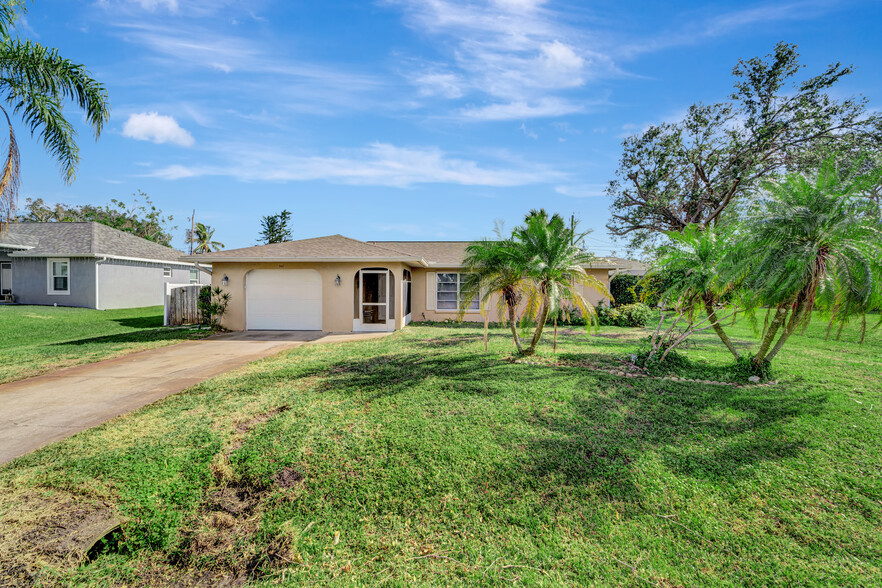 Building Photo - 561 Cabana Rd