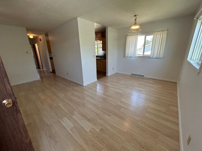 Building Photo - 5 Bed 2 Bath Home with 2 Car Attached Gara...
