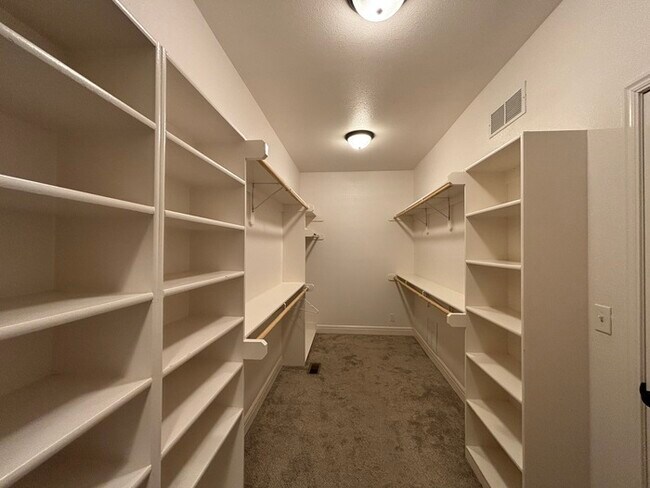 Building Photo - Modern 4BR 3.5 BA w/ Covered Lanai + Community Pool + Dedicated Office in Olathe