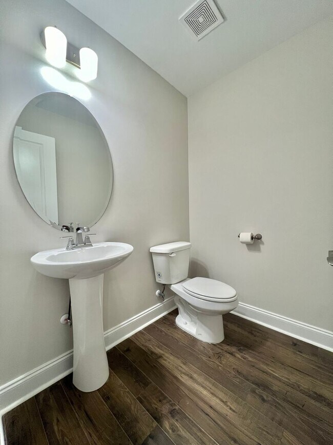 Building Photo - Like New 3 Bed, 4 Bath Townhome w/ 2 Car Garage