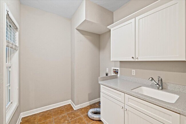 Building Photo - Bright and Spacious Home on Cascades Rd