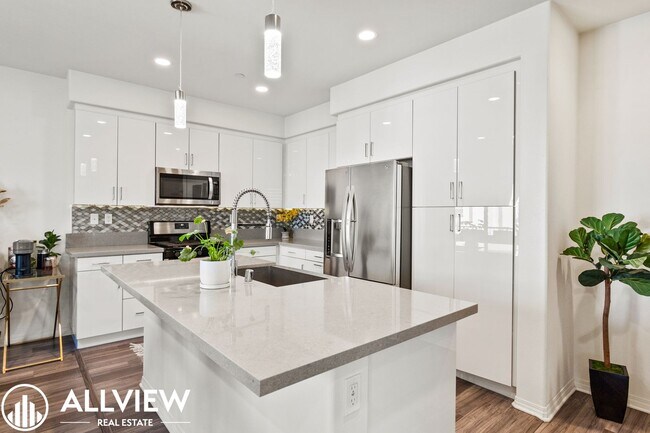 Building Photo - Bright & Upgraded 2 bedroom Anaheim Townhome in Prime Location!