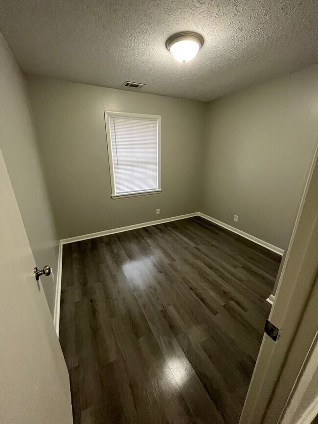 Building Photo - 902 Preston St