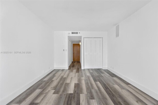 Building Photo - 7601 E Treasure Dr
