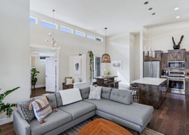 Building Photo - Beautiful Mid-Century Modern Home with lot...