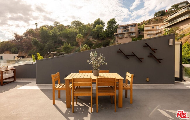 Building Photo - 2158 Sunset Plaza Dr
