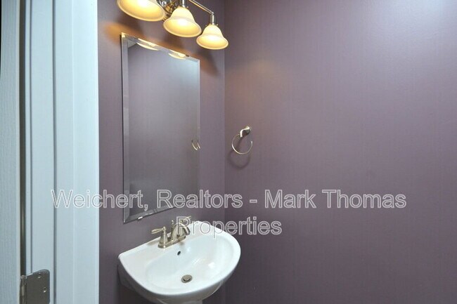 Building Photo - 100 Stratford Lakes Dr