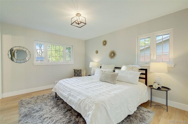 Building Photo - 5 Bedroom 3 Bathroom in Denver's Southmoor...