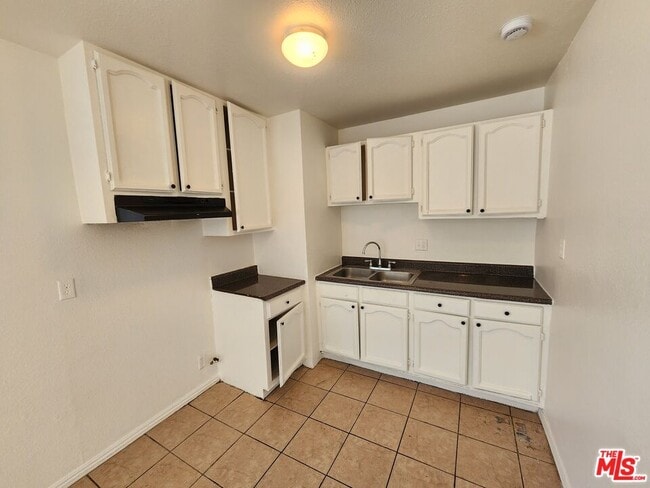 Building Photo - 807 E Vernon Ave