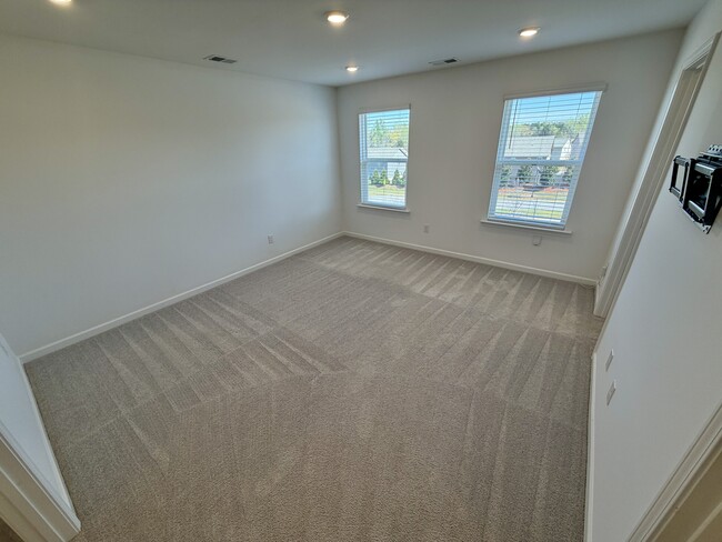 Building Photo - 261 Kenoot Dr