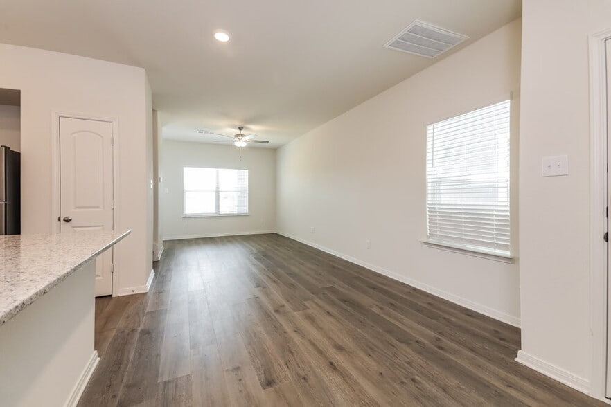 Building Photo - 215 Marsh Ln