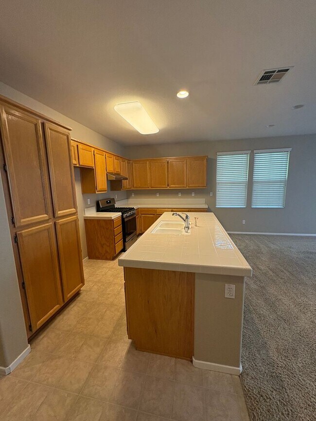 Building Photo - Vibrant 3 bed/2 bath home in West Sac