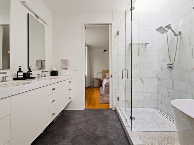 Building Photo - 2210 Westlake Dr