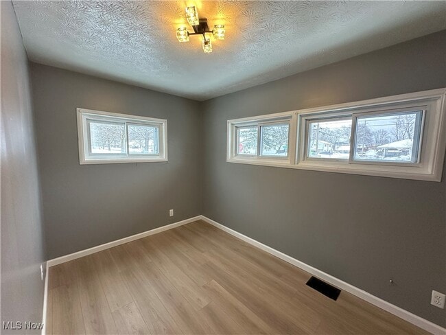 Building Photo - 294 N Edgehill Ave