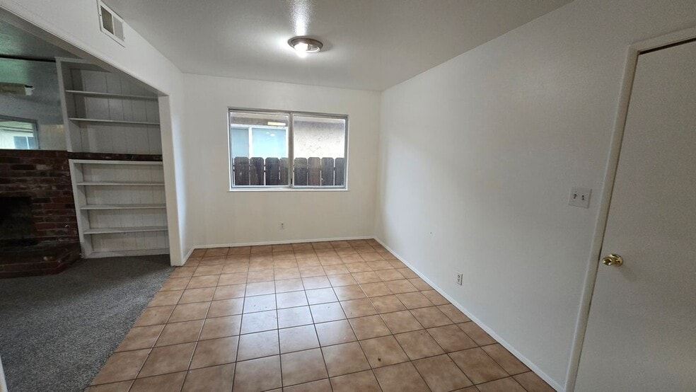 Building Photo - 4184 N Briarwood Ave