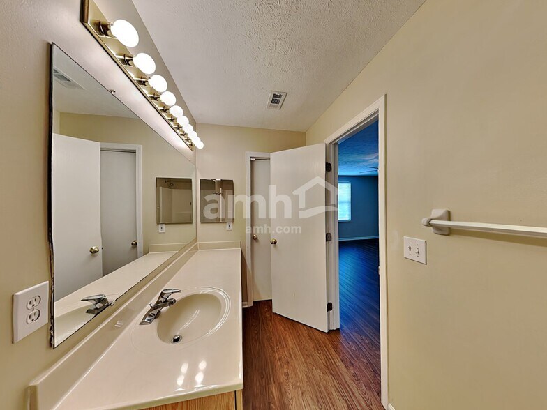 Building Photo - 220 Hartford Ct