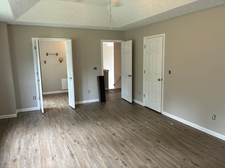 Building Photo - Room in House on Tara Bend