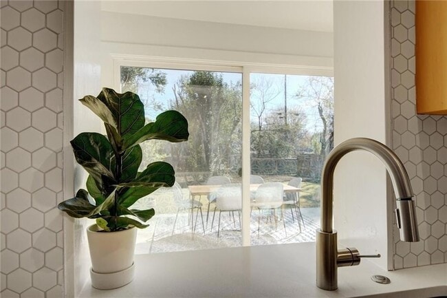 Building Photo - 3709 Vineland Dr