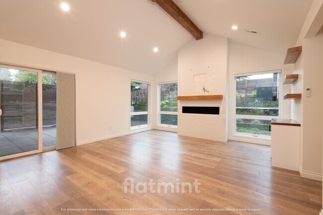 Building Photo - 16111 Stone Ave N