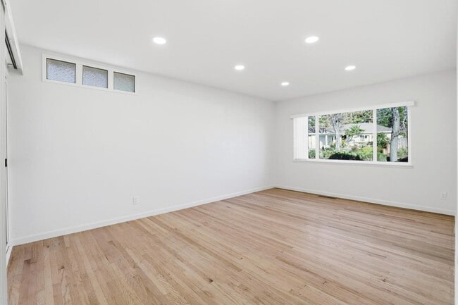 Building Photo - 1201 Weymoth Dr